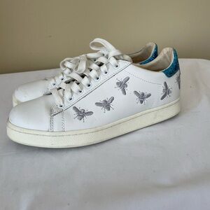 Master ofArts white sneaker (6.5) with glitter heel and embroidered silver bees